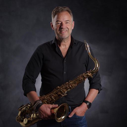 Saxofonist Philip Stobbelaar, live muziek op het terras